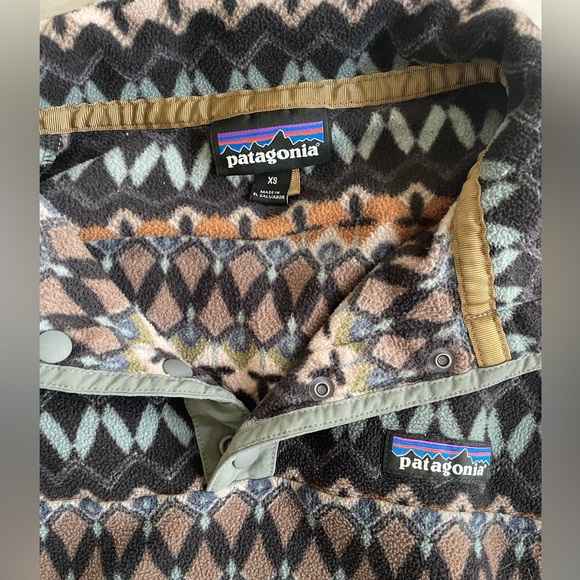 Patagonia lightweight 1/4 fleece button. - Picture 2 of 3